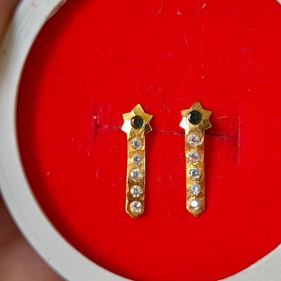 Beautiful new flower desine studs - Picture 8 of 16